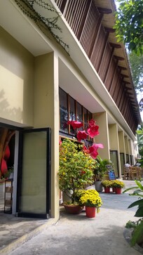 エントランス近く。
奥に見えてるテーブルで自由に寛げる。