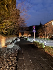 歩いて知恩院へのエントランスの灯り