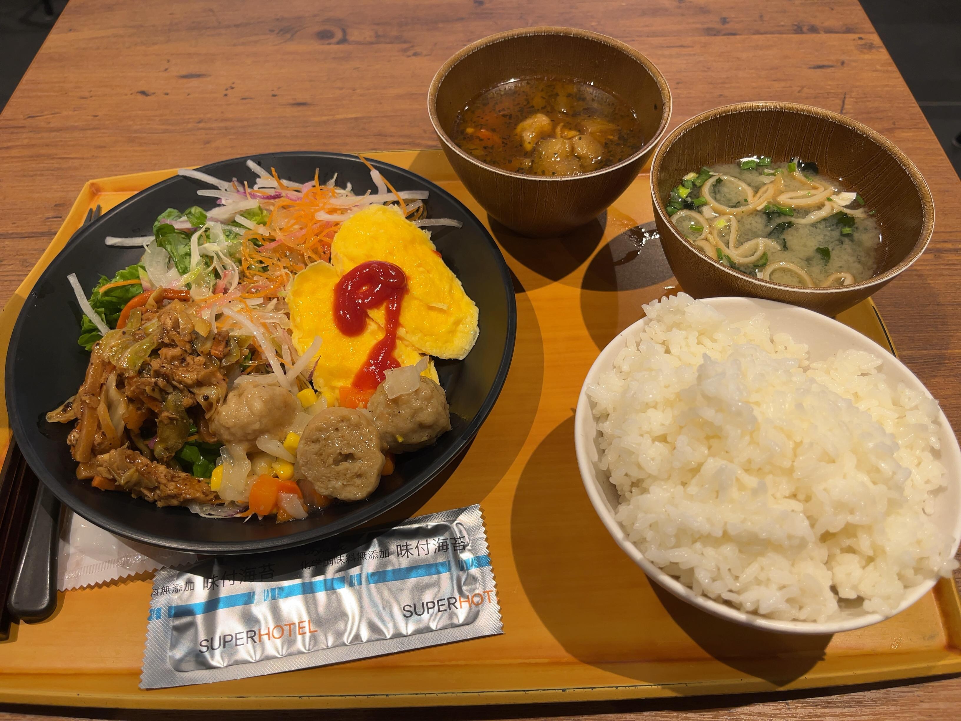 真ん中奥がカレースープ