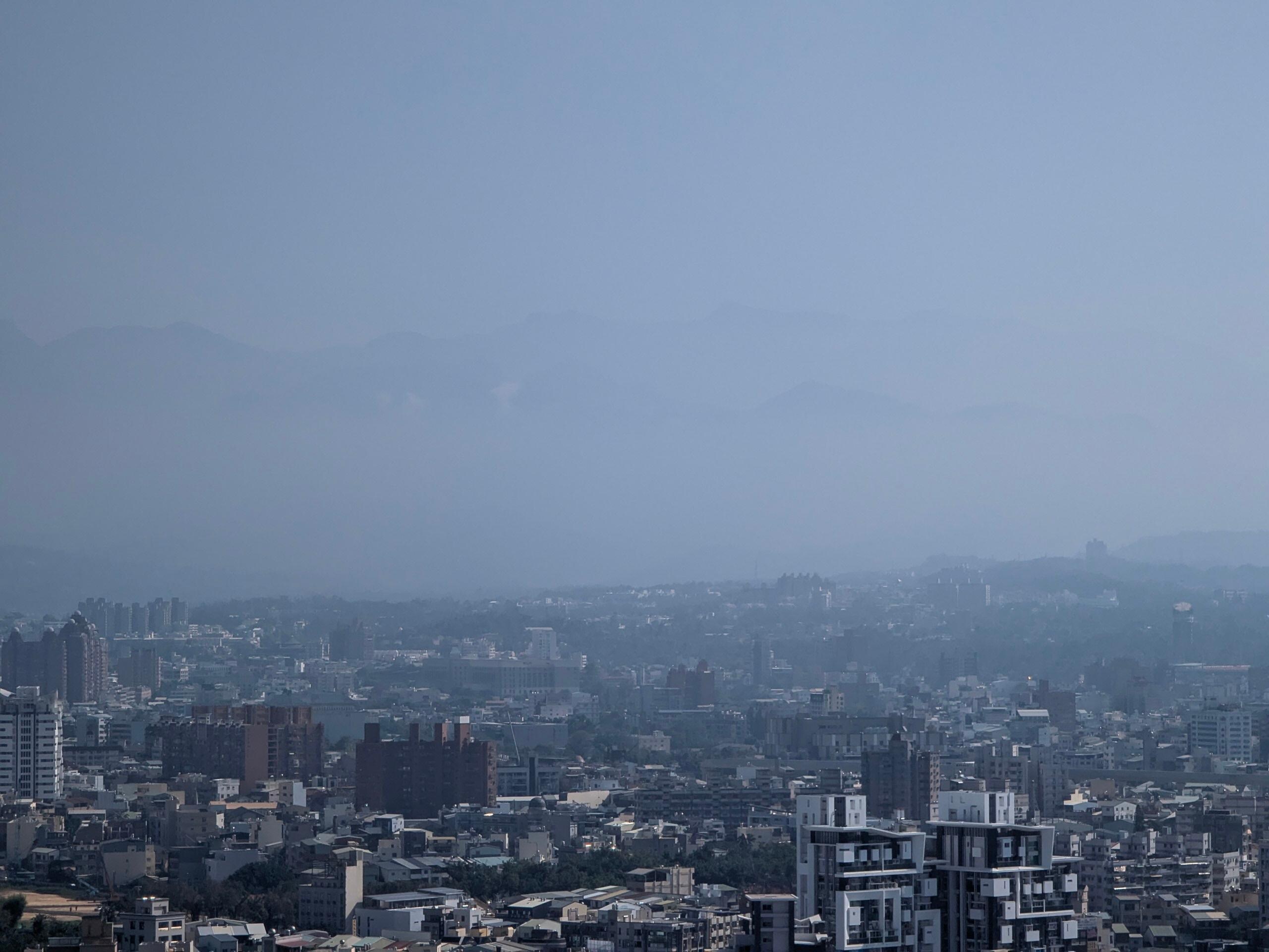 因霧霾只能看到一點點玉山的影子，可惜了這麼高的樓層風景