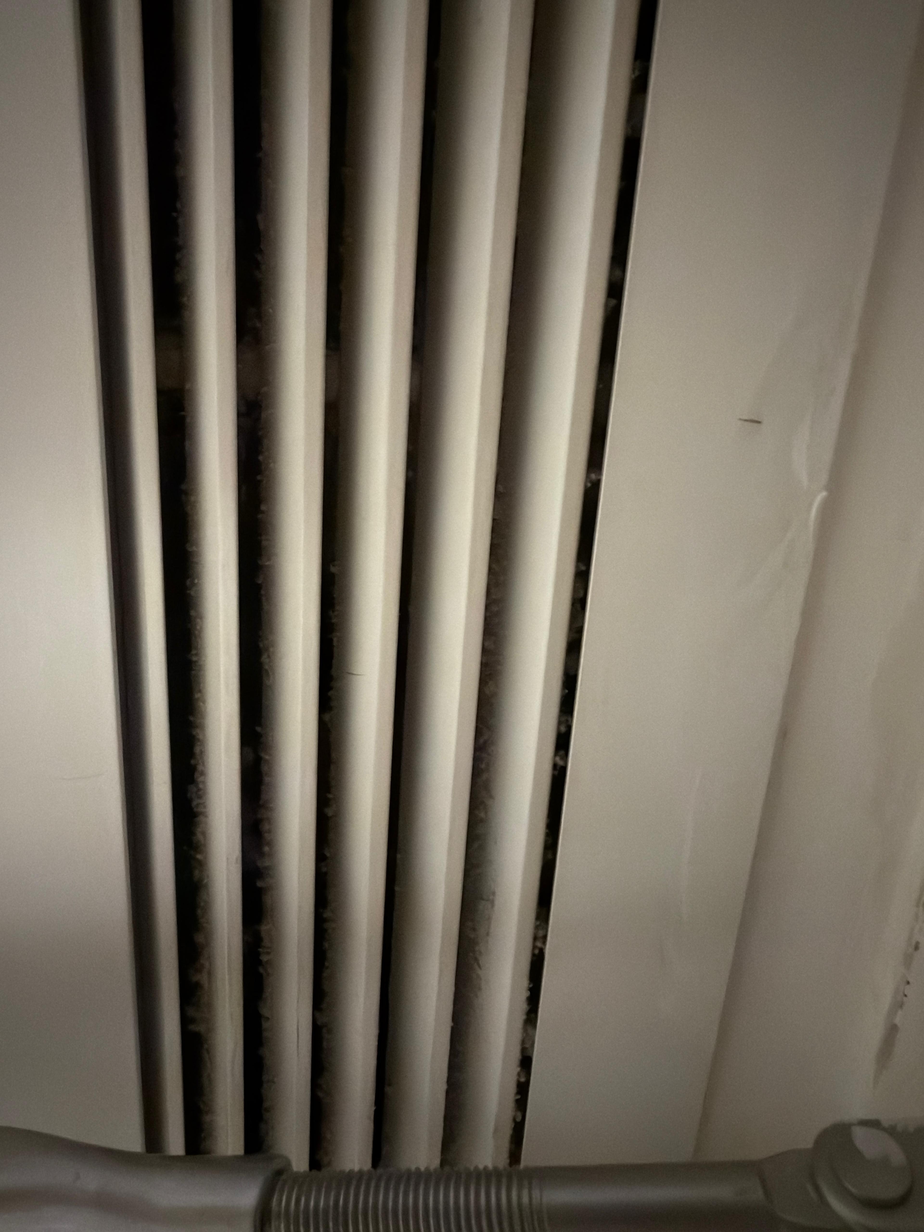 Stark verstaubte Lüftungen.