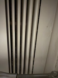 Stark verstaubte Lüftungen.