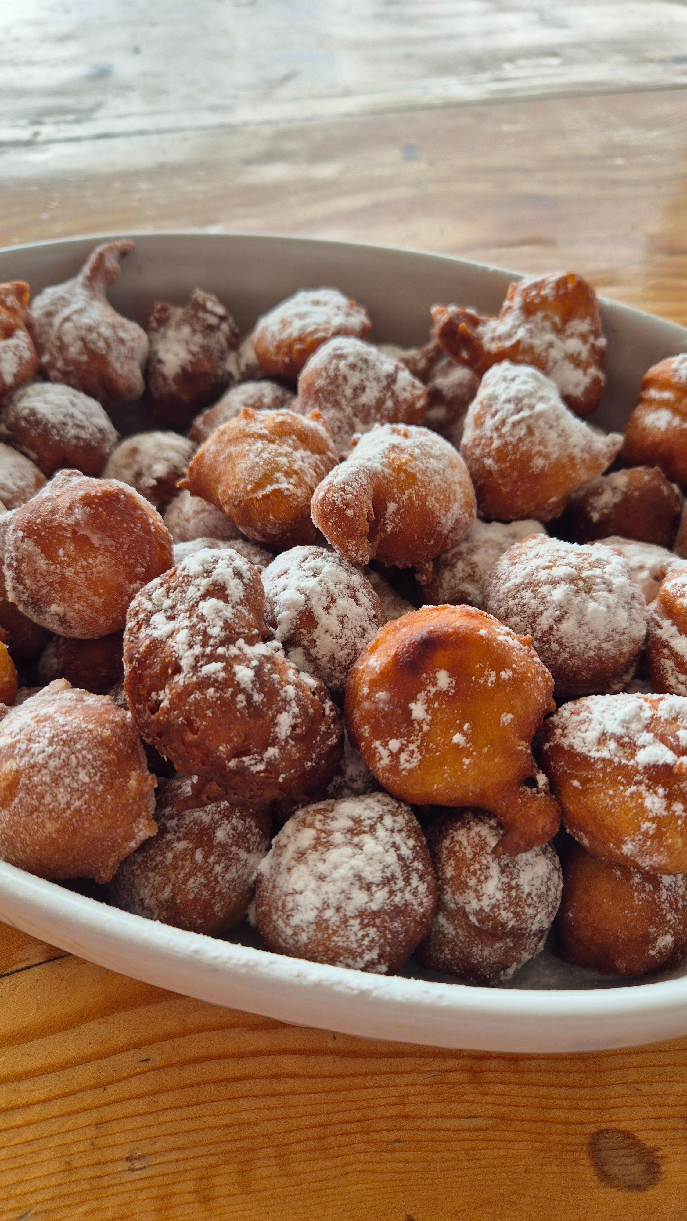 Selbstgemachte Quarkbällchen, die wir von Alen vorbeigebracht bekommen haben. 
