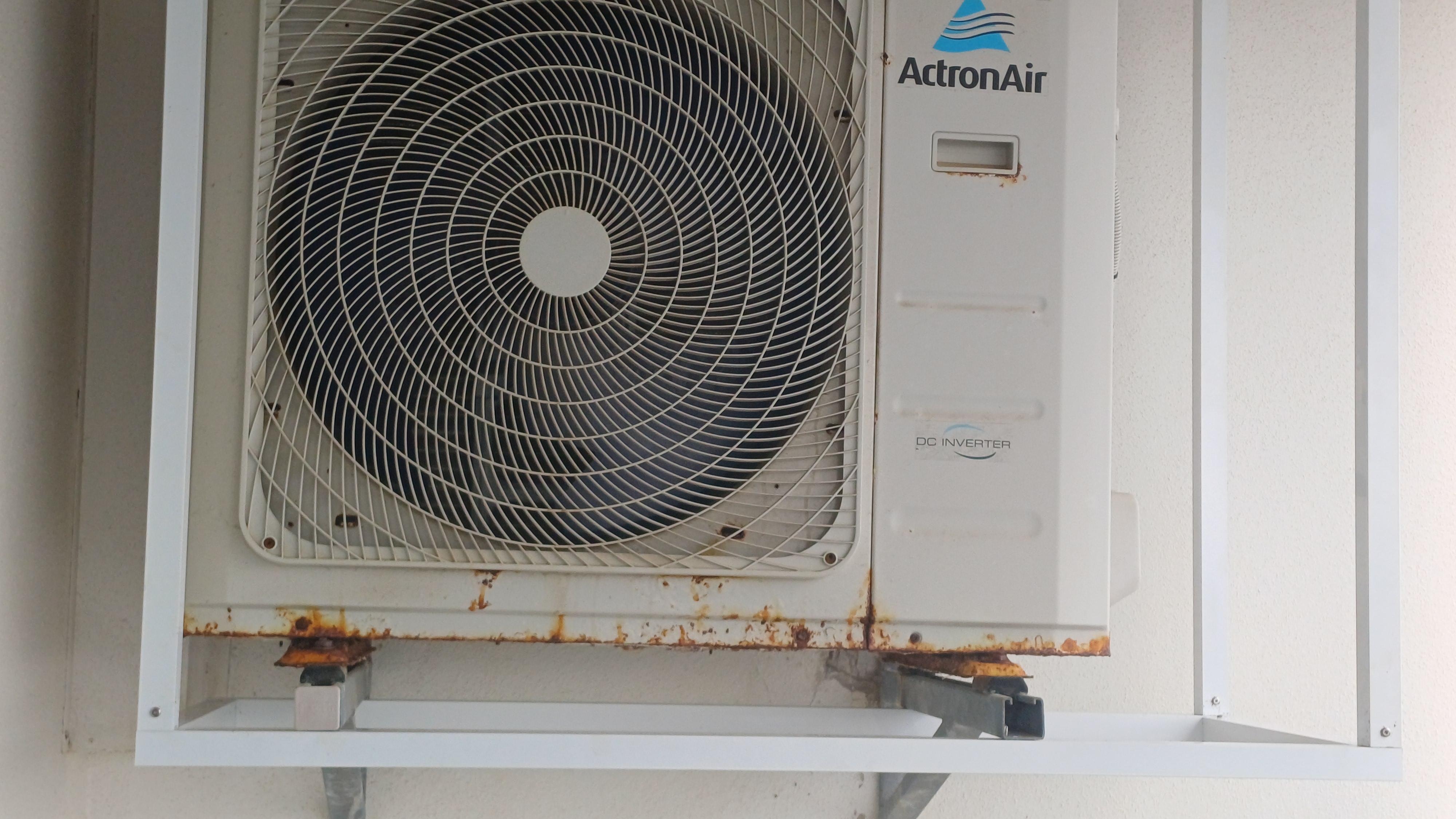 Klimaanlage auf dem Balkon