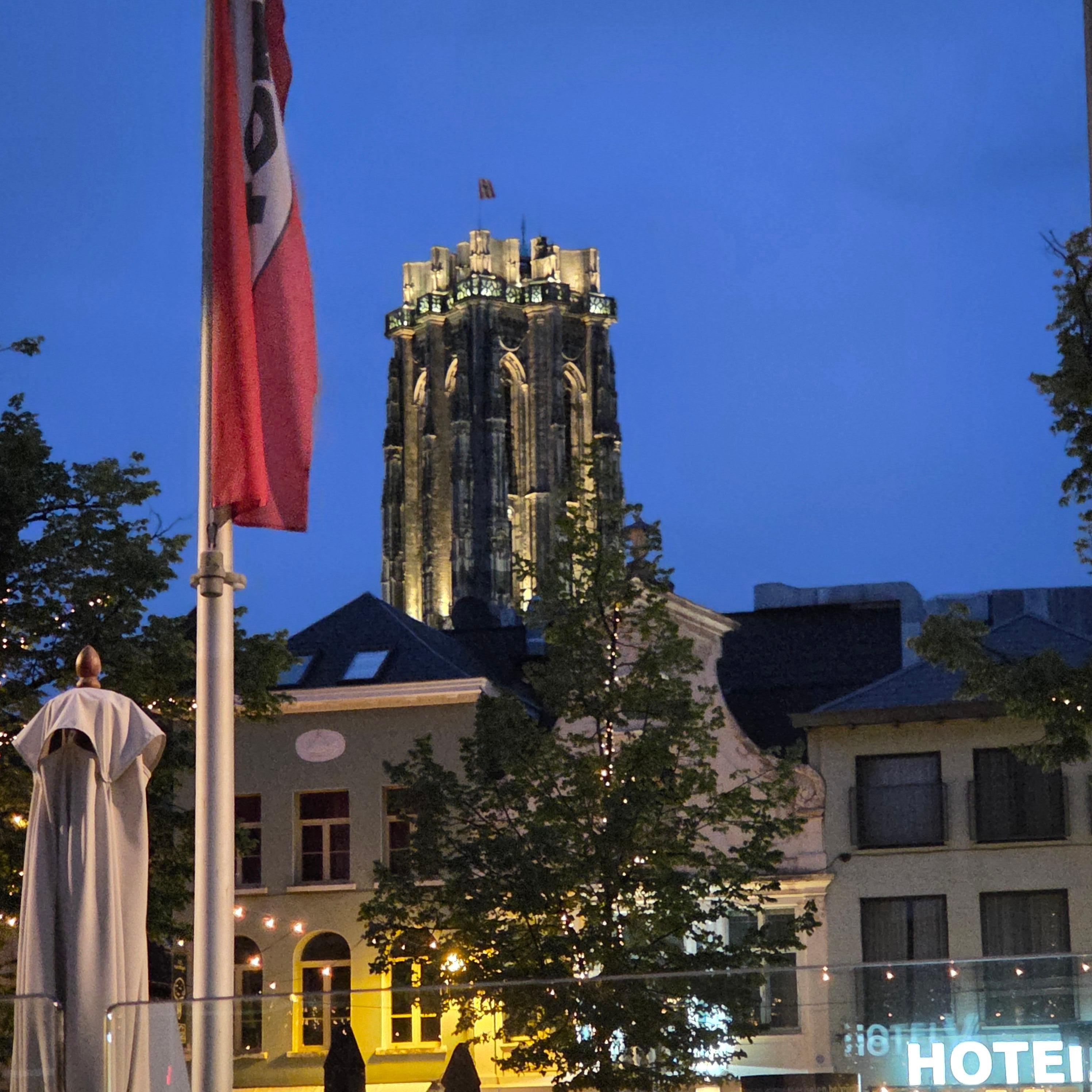 Vanaf de Beethovenbrug (voetgangers) zie je nog net de Rombouttoren boven het hotel uit torenen