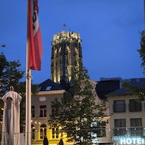 Vanaf de Beethovenbrug (voetgangers) zie je nog net de Rombouttoren boven het hotel uit torenen
