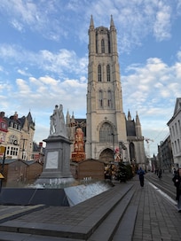 Very close to all of the main sites