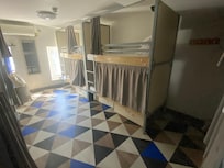 10 bed dorm with privacy curtains and lockers