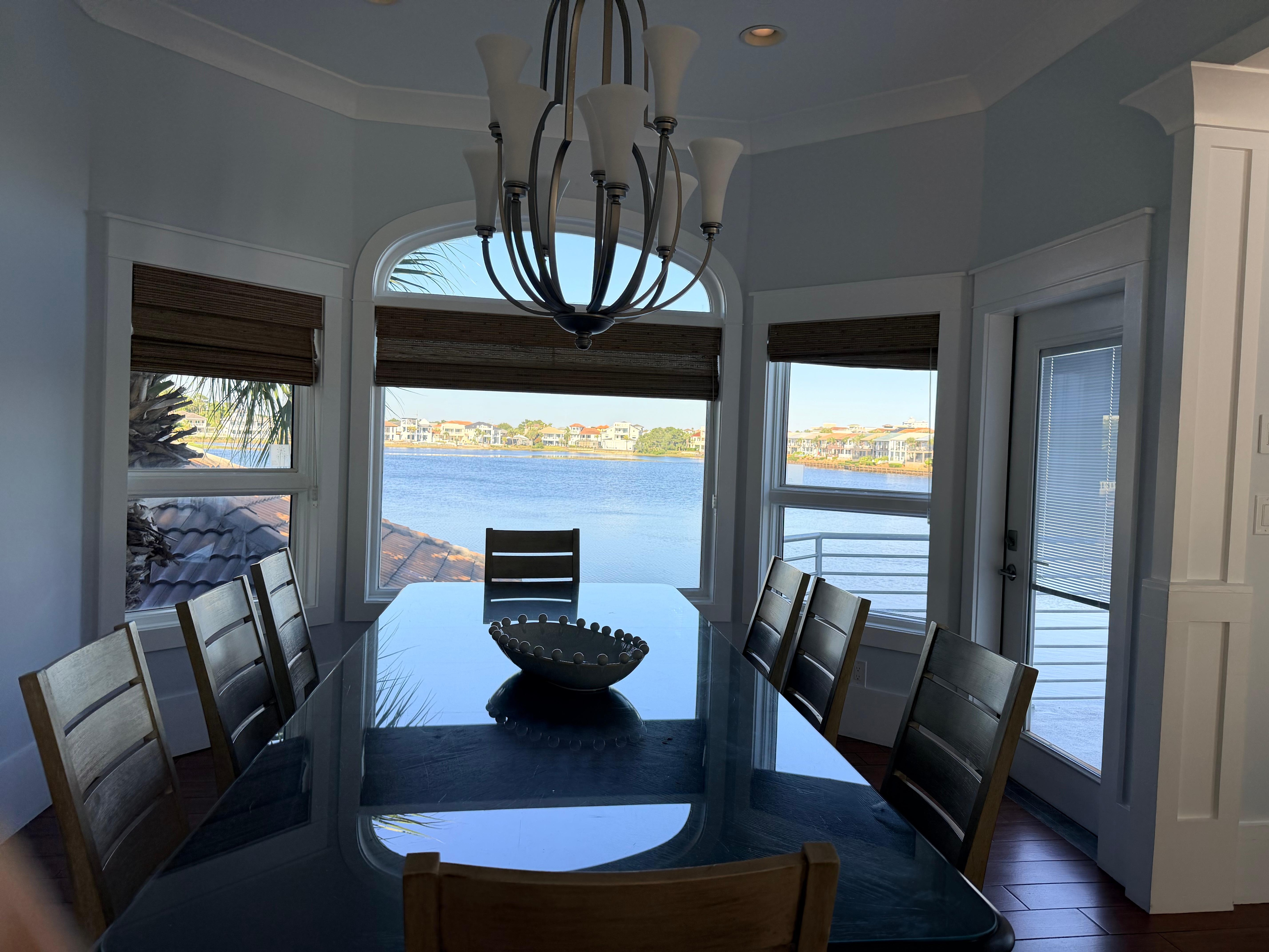 Nice open kitchen /dining area
