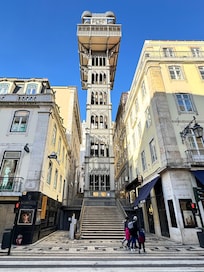 離聖胡斯塔升降機約100公尺