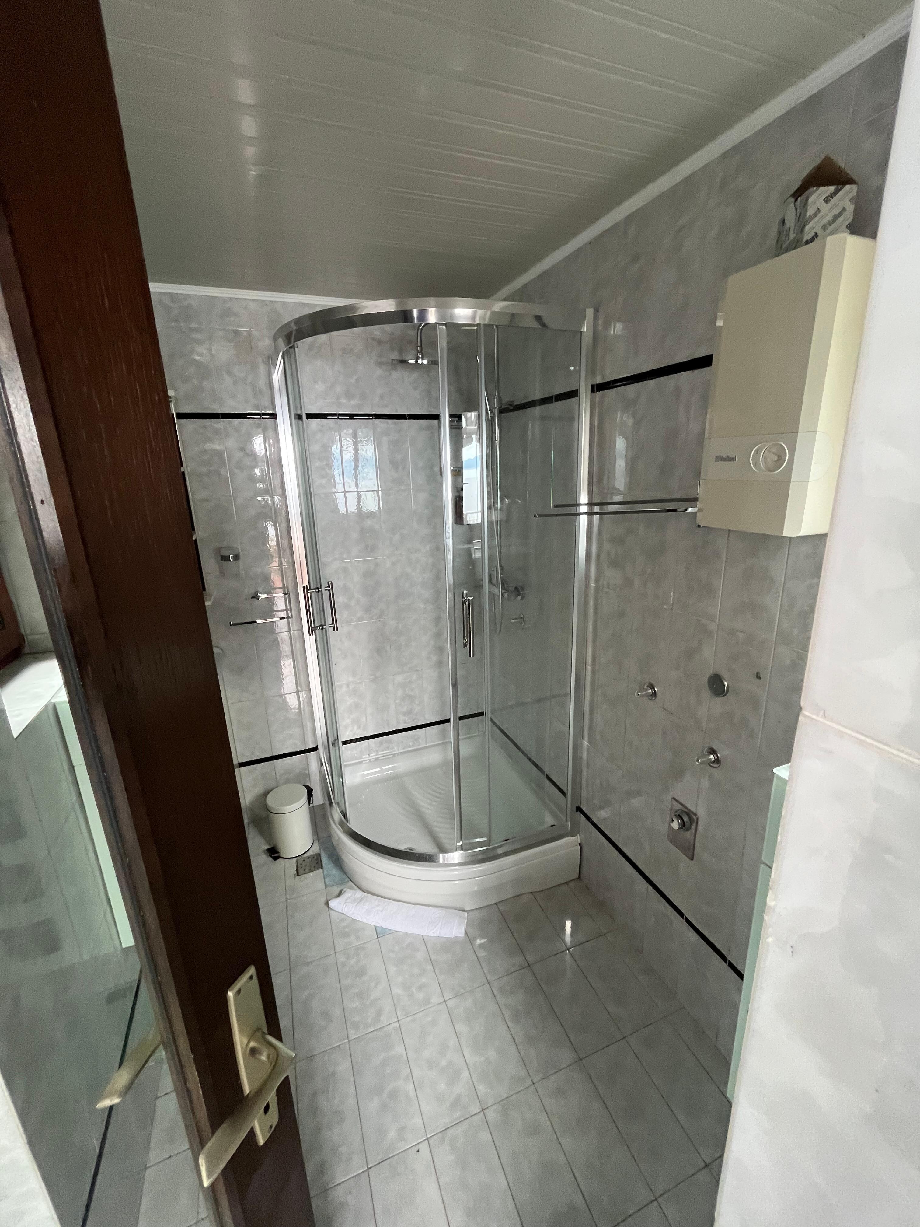 Badezimmer im kleinen Zimmer 