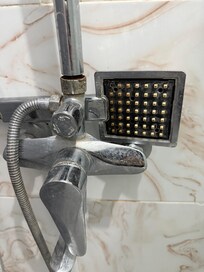 Shower head was Brocke and pretty dirty.