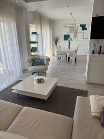 Lounge/dining area