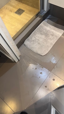 Agua saliendo de la ducha