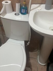 NO OUTRO QUARTO QUE FIQUEI O BANHEIRO COM LIMO FEDENDO MAL LAVADO E A DESCARGA DEU PROBLEMA. O AR CONDICINADO PAROU DE FUNCIONAR TEVE VIR O TECNICO NO OUTRO DIA PARA CONSERTAR.