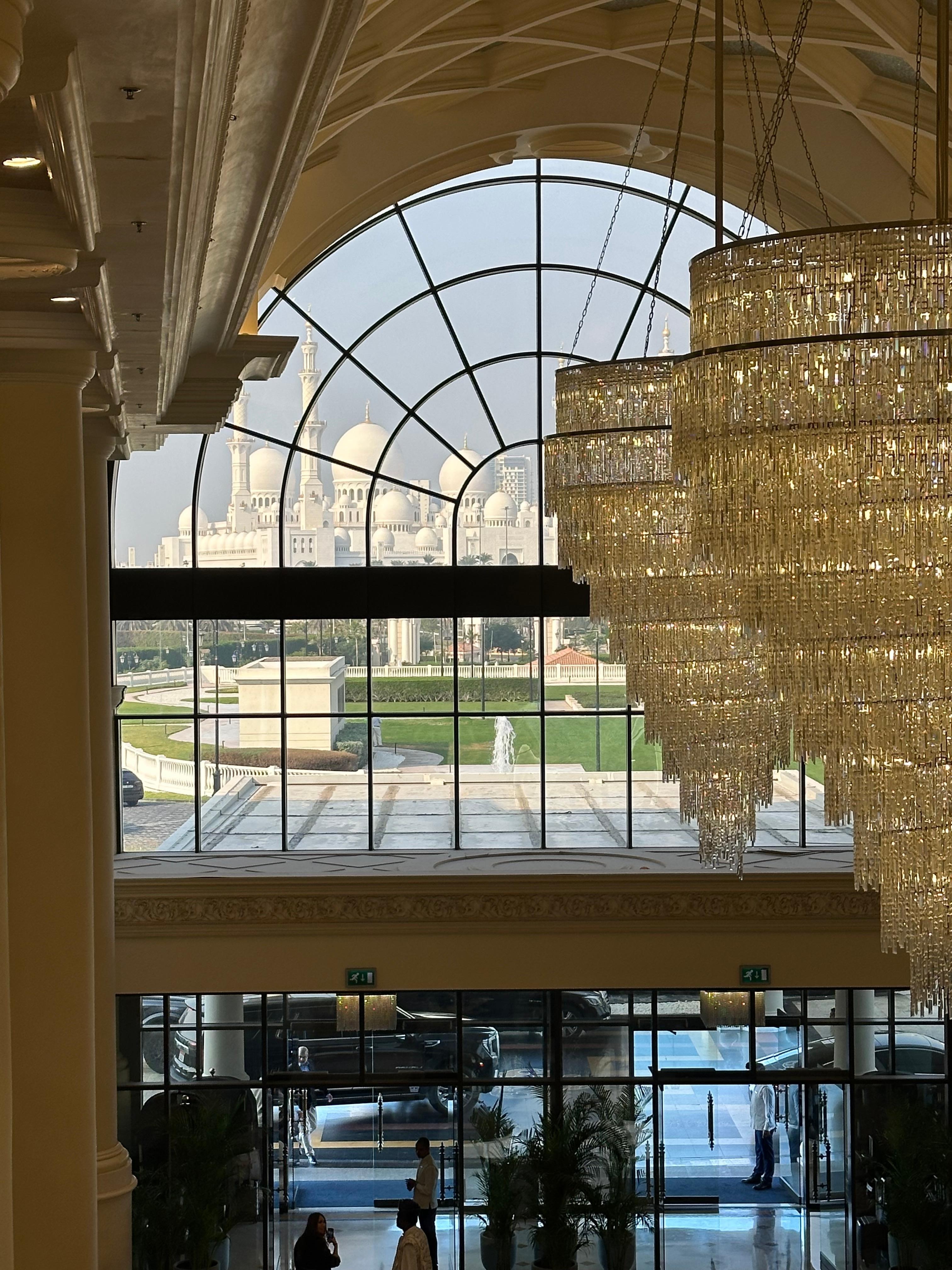 ロビー上階からのモスク