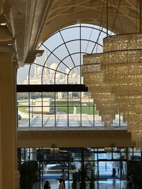 ロビー上階からのモスク