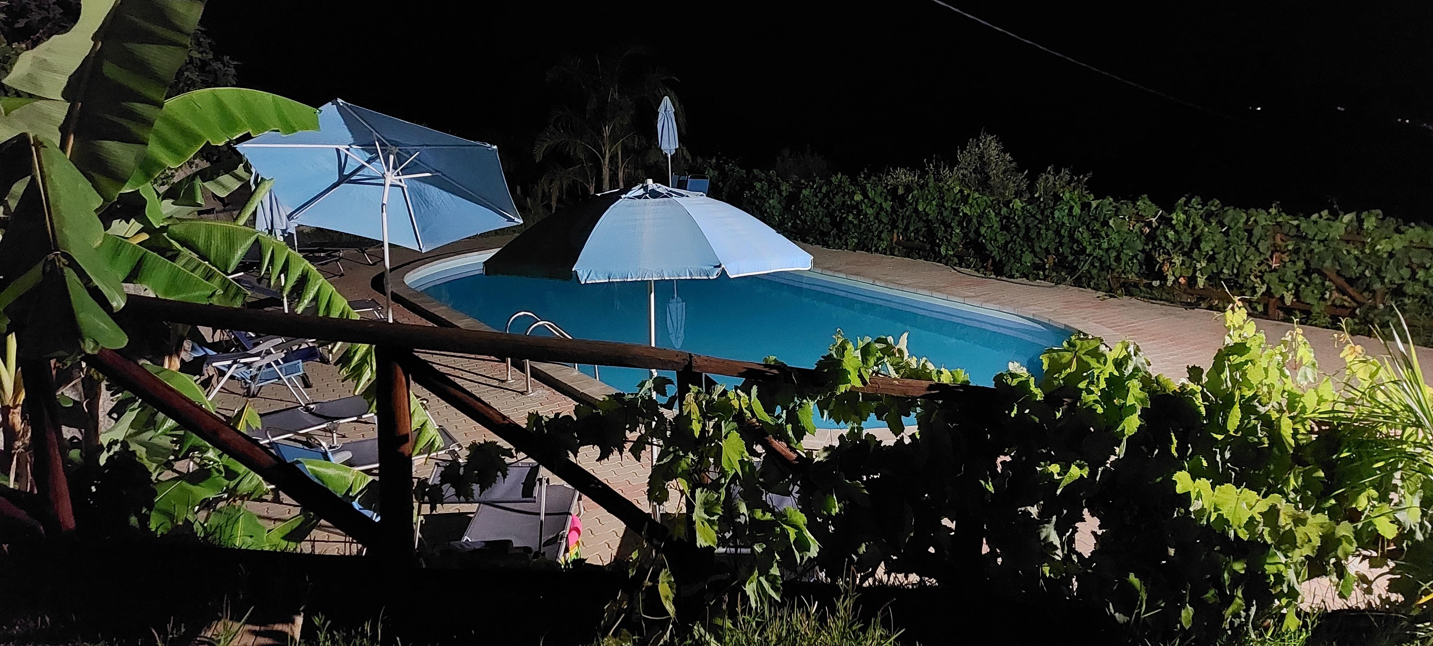 Der Pool ohne Vorschriften ich war sogar Nachts schwimmen nicht wie sonst ,
verboten, verboten.
Schilderwald 