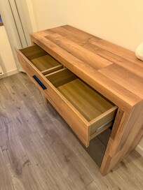 Schulladen lassen sich nur halb öffnen und FĂ€cher zu klein fĂŒr KleidungsstĂŒcke.