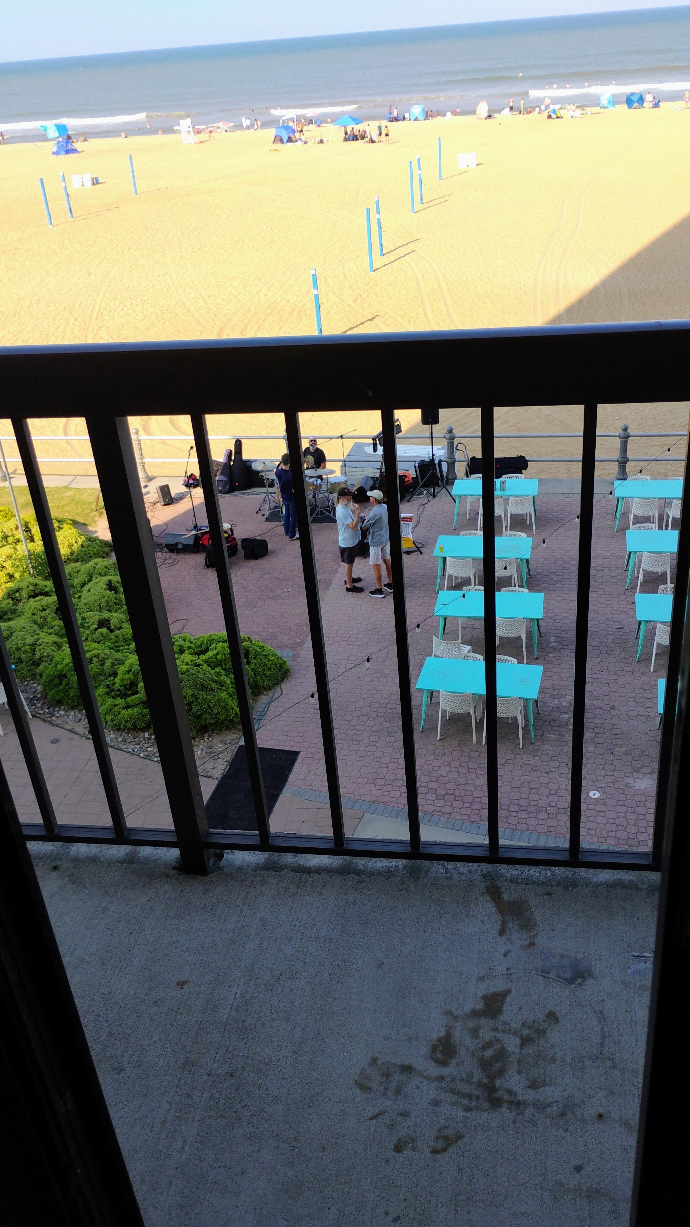 Restaurant next door and band played at 7pm. Free concert 😁