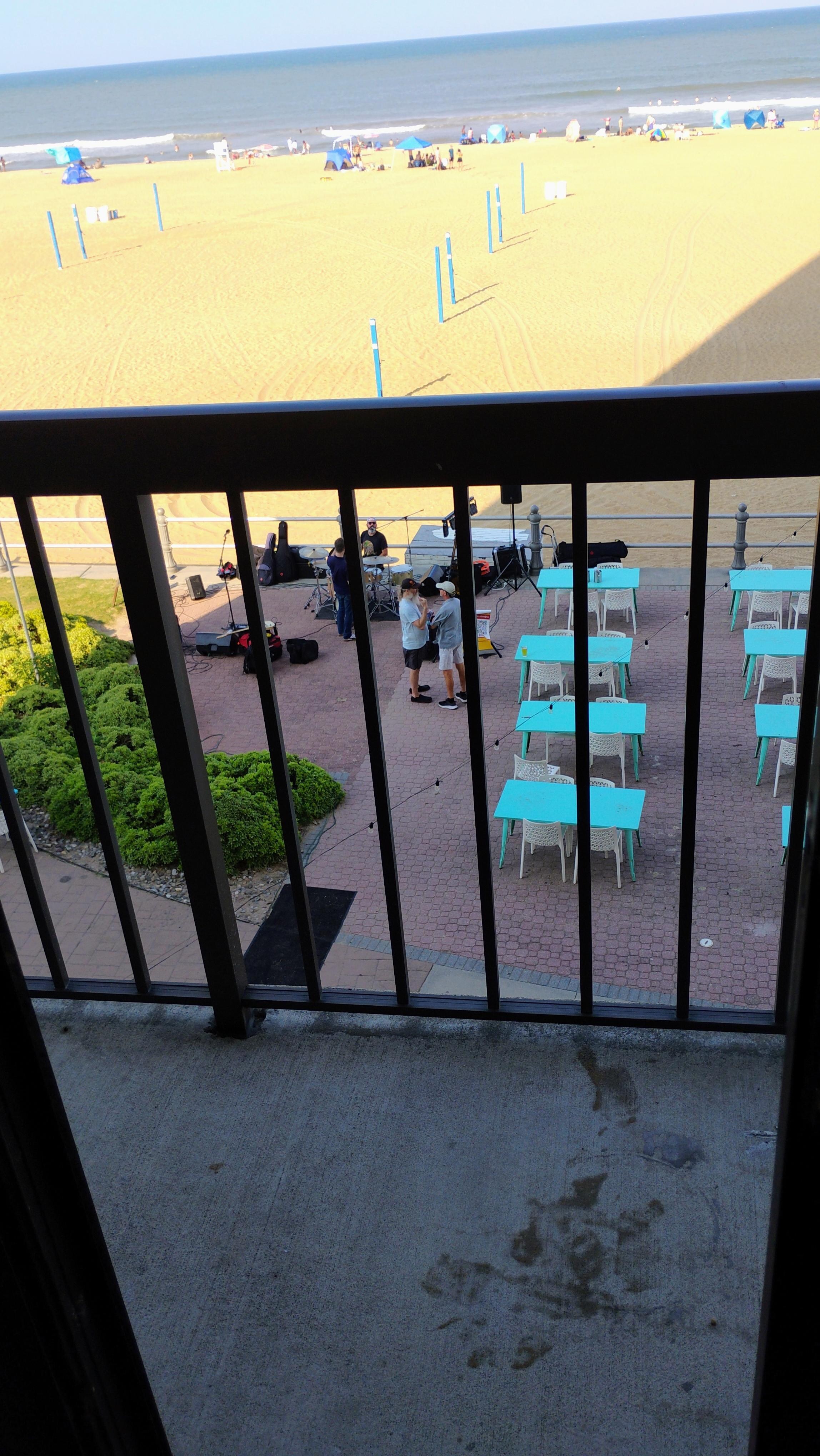 Restaurant next door and band played at 7pm. Free concert 😁