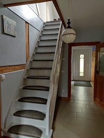 Treppe zum Obergeschoss.
