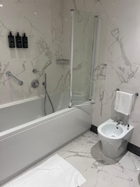 Bathtub/shower