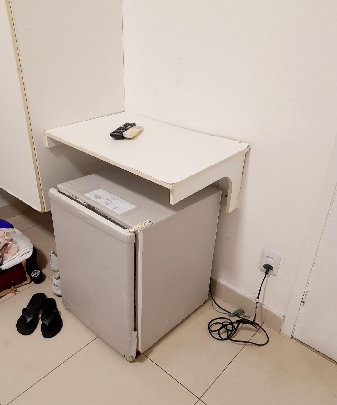 Frigobar (ao lado da porta do quarto)