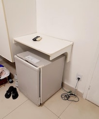 Frigobar (ao lado da porta do quarto)