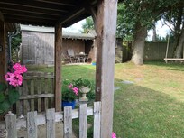 Blick von der Eingangstür in den Garten