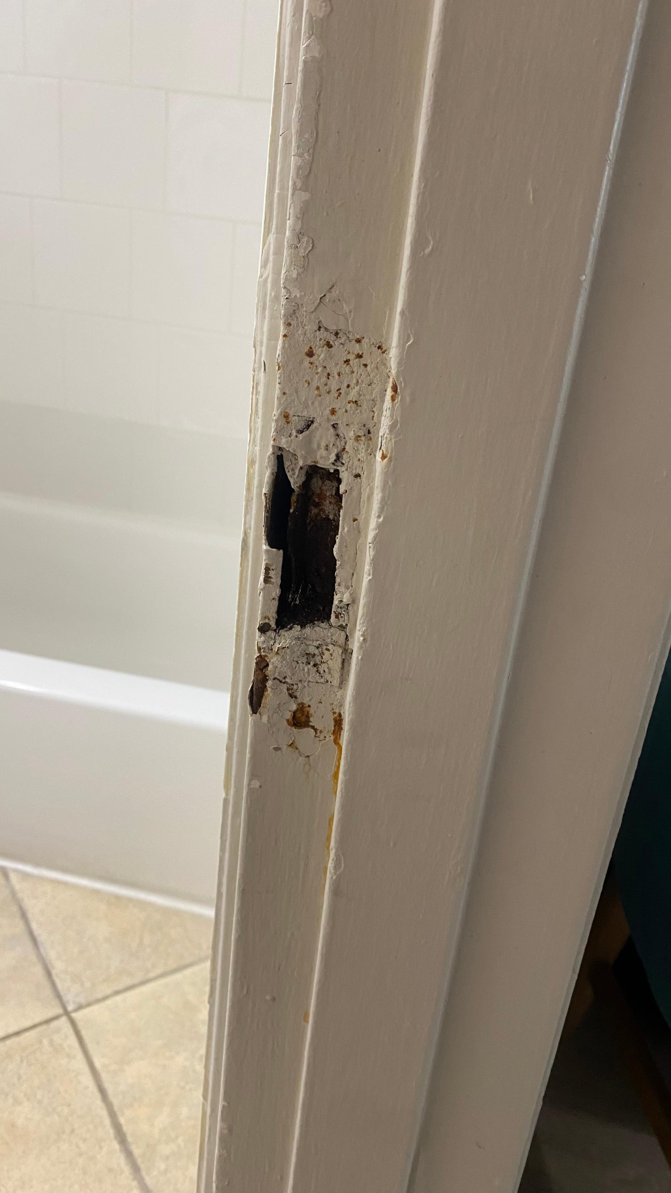 Door broken to bathroom, could not shut no privacy