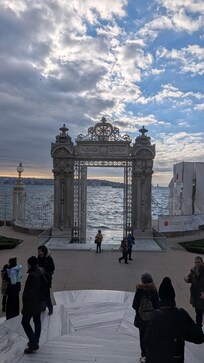 Porta di accesso dal mare della residenza del sultano .
Dolmabahce