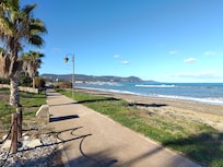 Promenade führt direkt an der Terrasse entlang