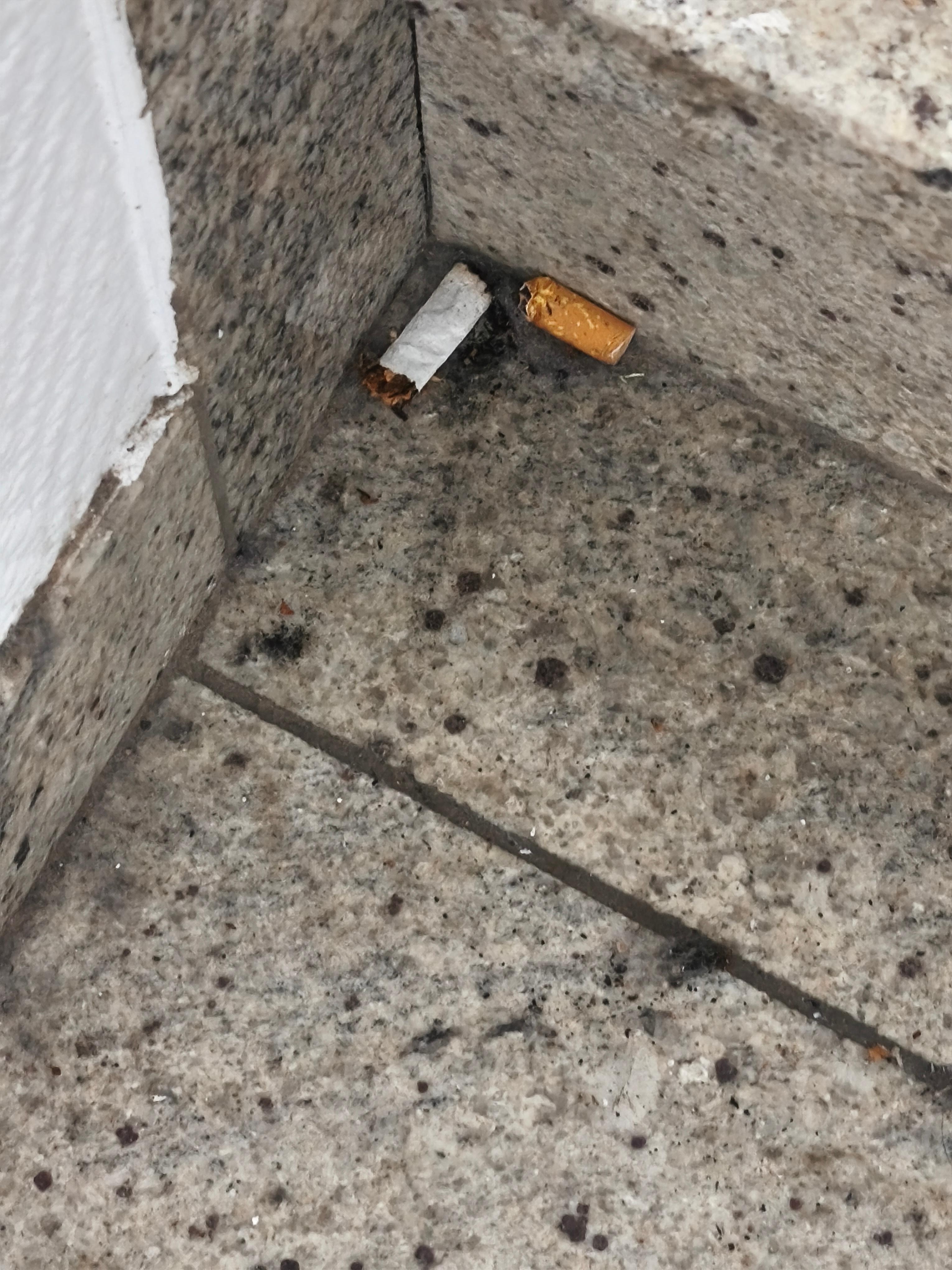 Zigaretten im Treppenhaus 