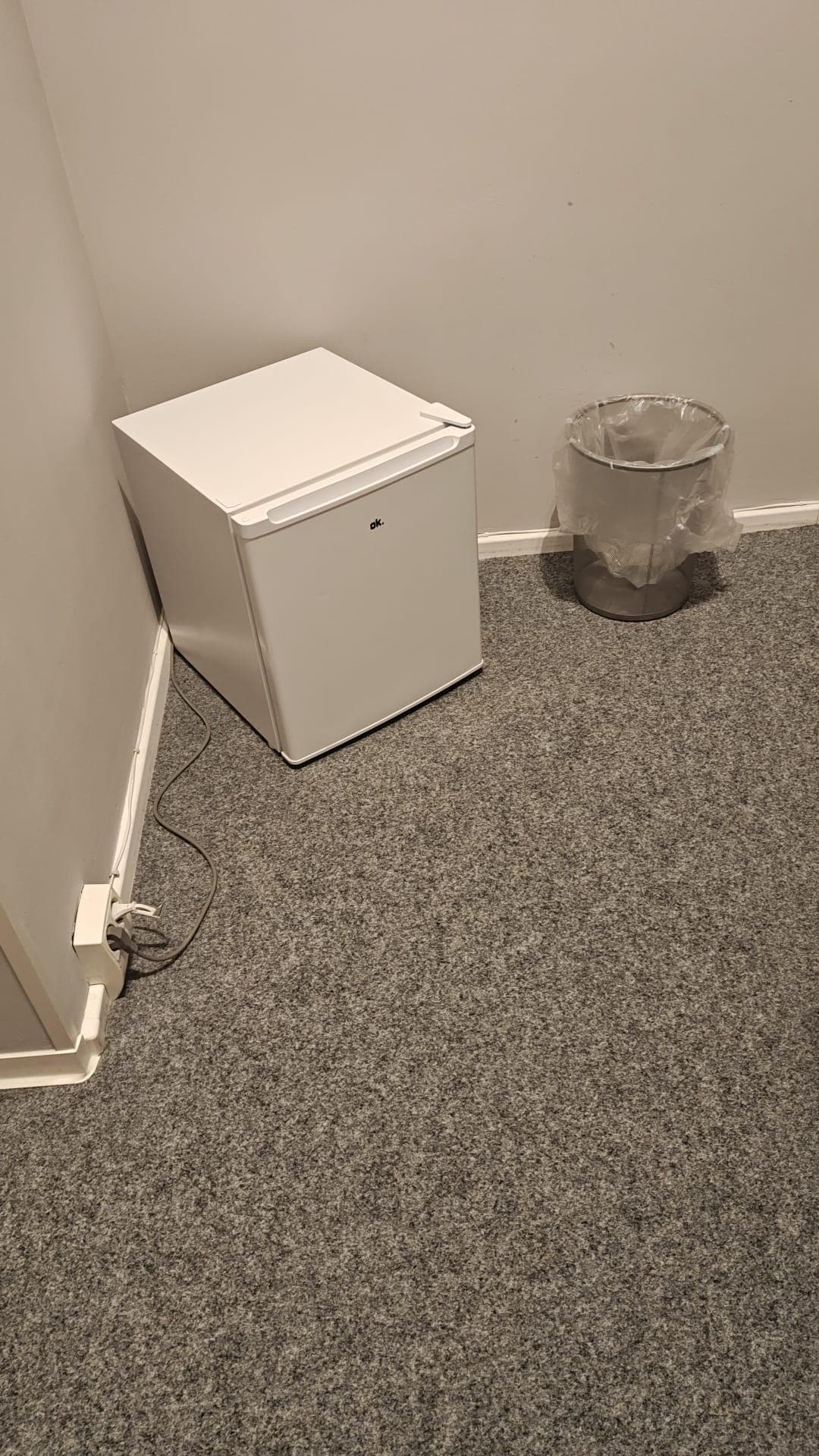 Tischkühlschrank, nur ohne Tisch. Nicht wirklich einladend