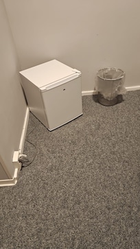 Tischkühlschrank, nur ohne Tisch. Nicht wirklich einladend