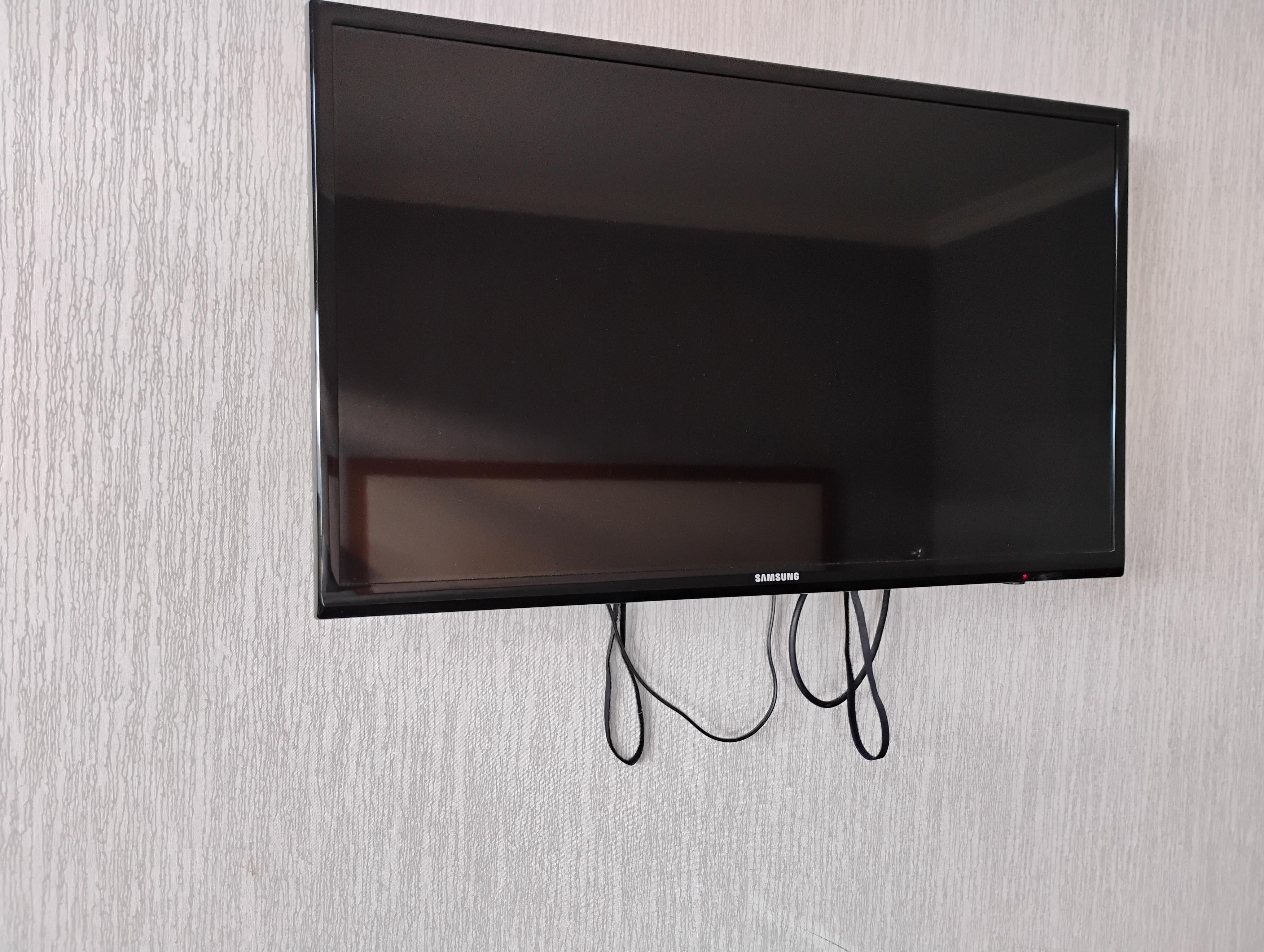 The wonky TV and its wires