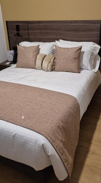 Buena cama y excelente cobija..