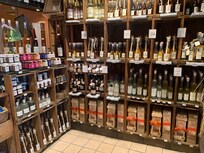 En butik med massor av Rom.