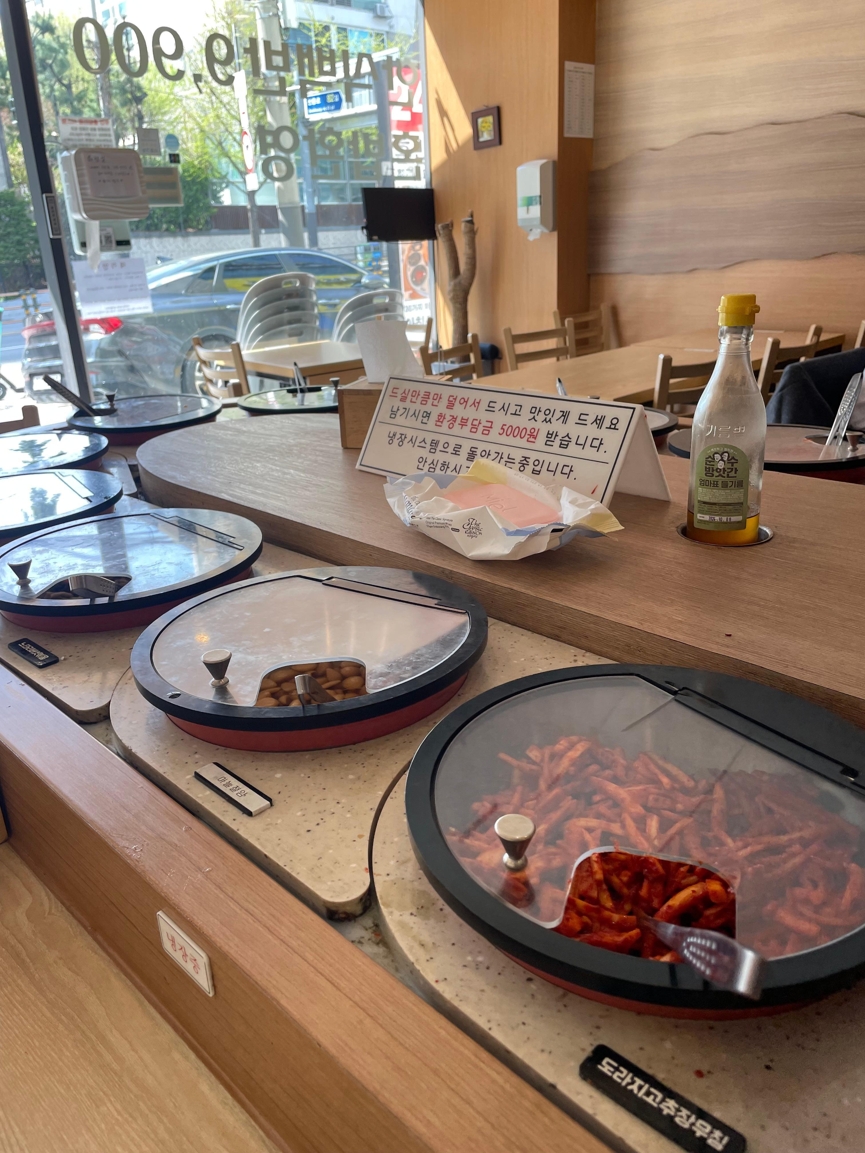 たくさんのおかずが回転寿司みたいに流れてくるw
食べ放題の無限もぐもぐ！