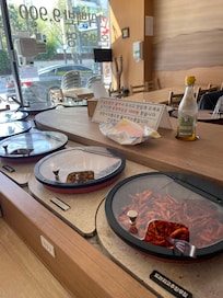 たくさんのおかずが回転寿司みたいに流れてくるw
食べ放題の無限もぐもぐ!