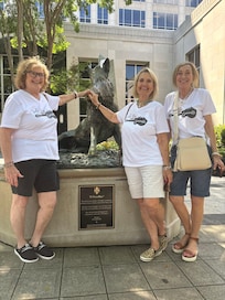 Porcellino- In Grennville rubbing his nose for good luck and a guaranteed return trip!