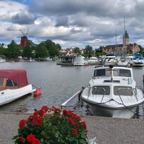 Gästehafen mit Mühle und Kirche im Hintergrund
