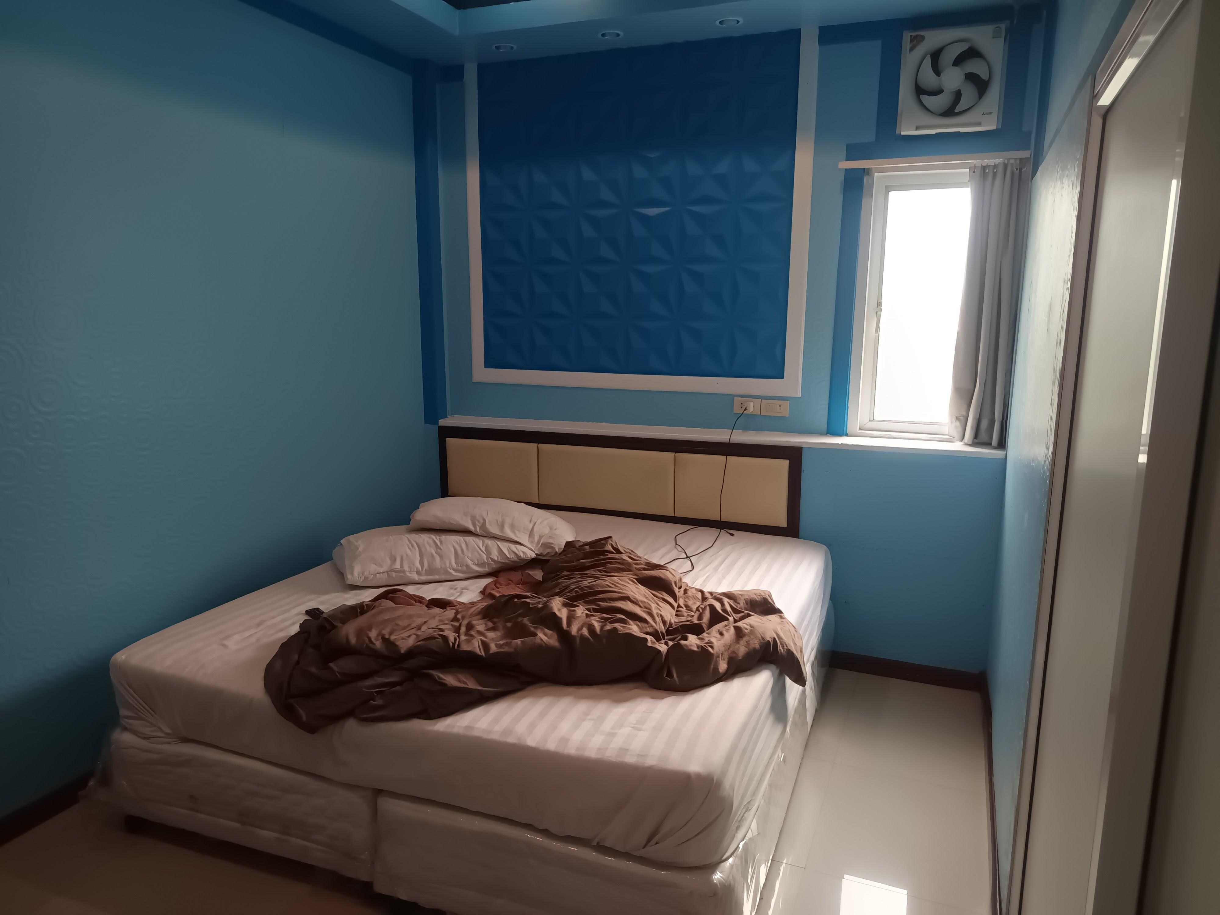 Big​ room​ and​ small room​ looked​ ​good, using same​ toilet but​ toilet​ door had​ problem​(not​ open/close as​ normal)​