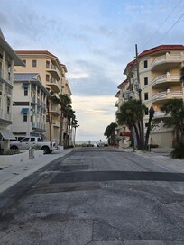 1 min walk to the beach from the home