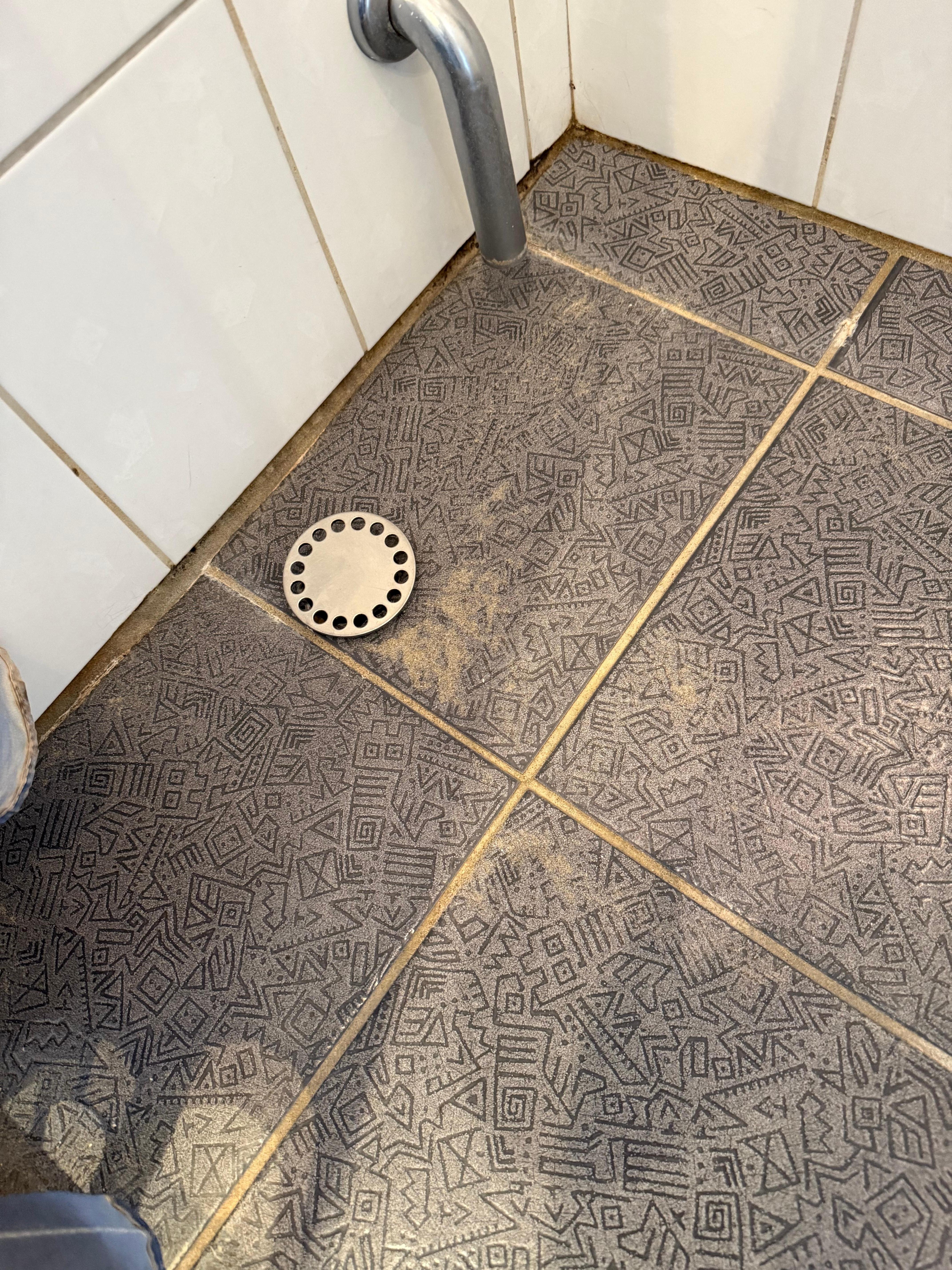 Dusche war nicht gereinigt, dazu noch volle Sand.