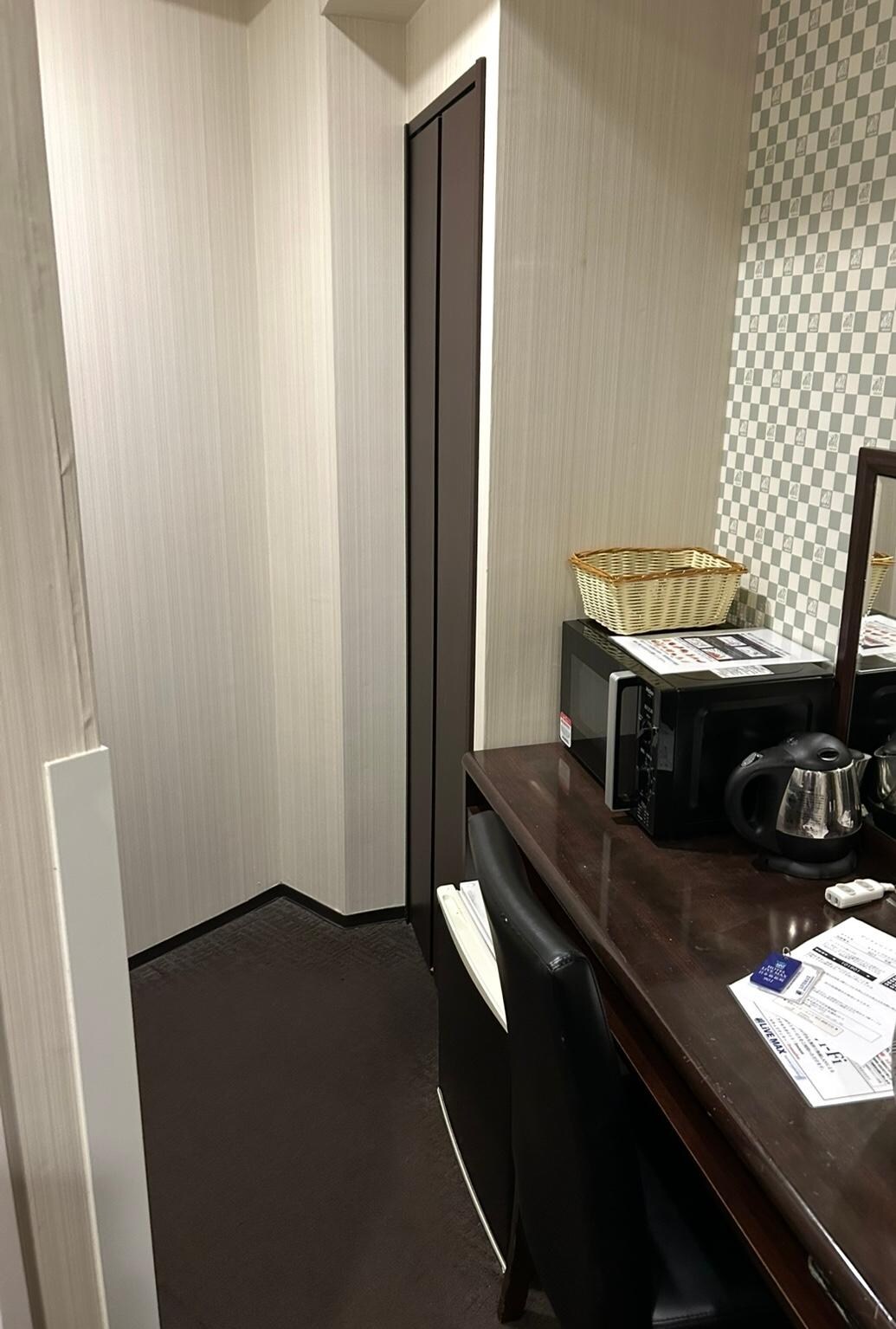 机？にレンジがあり、真下に冷蔵庫。
奥の茶色いのはクローゼットのドア
狭いのでスーツケースなどを置くのは難しい。