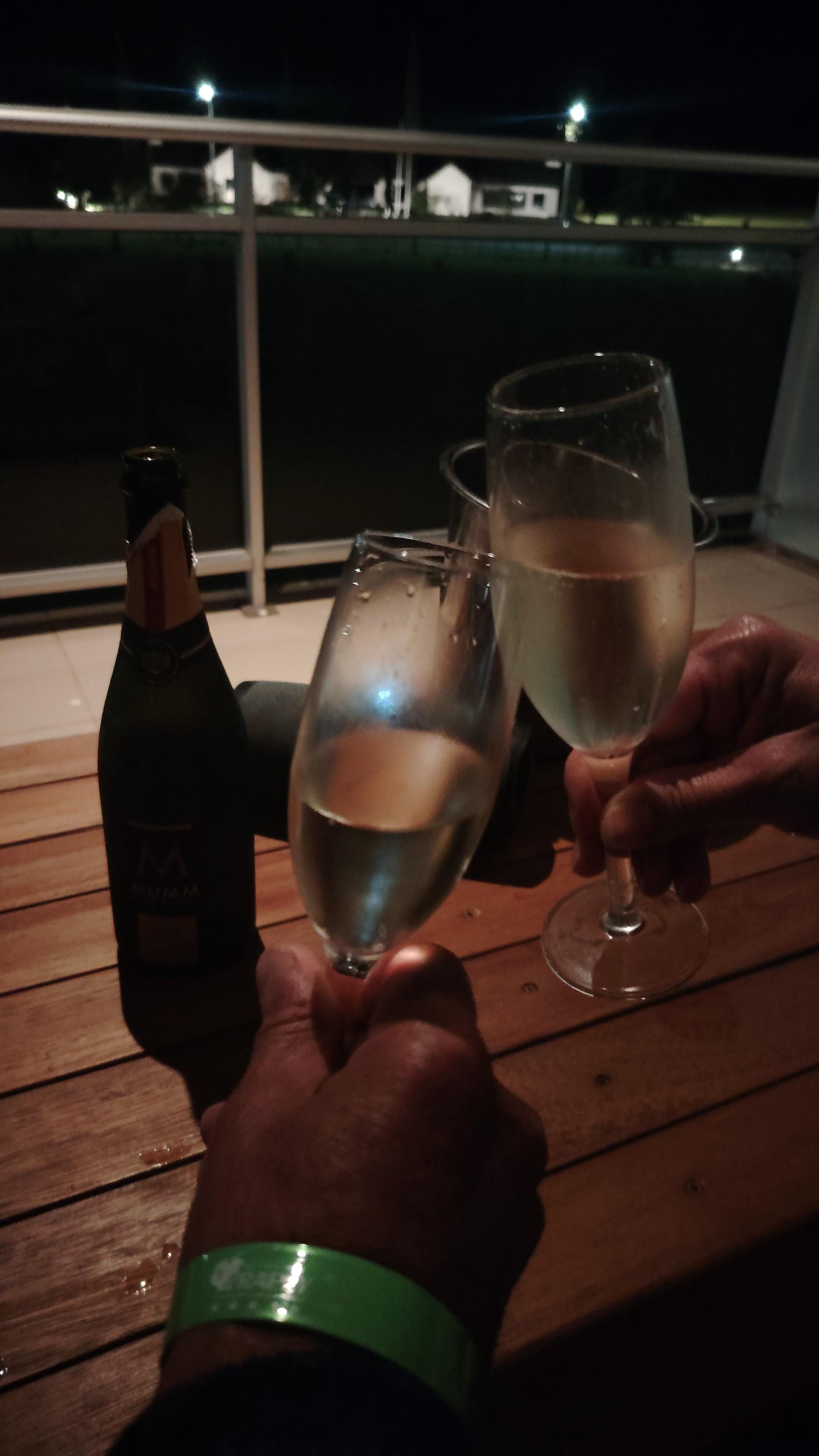 Un brindis en el balcón 