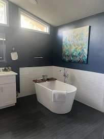 The beautiful soaking tub!!