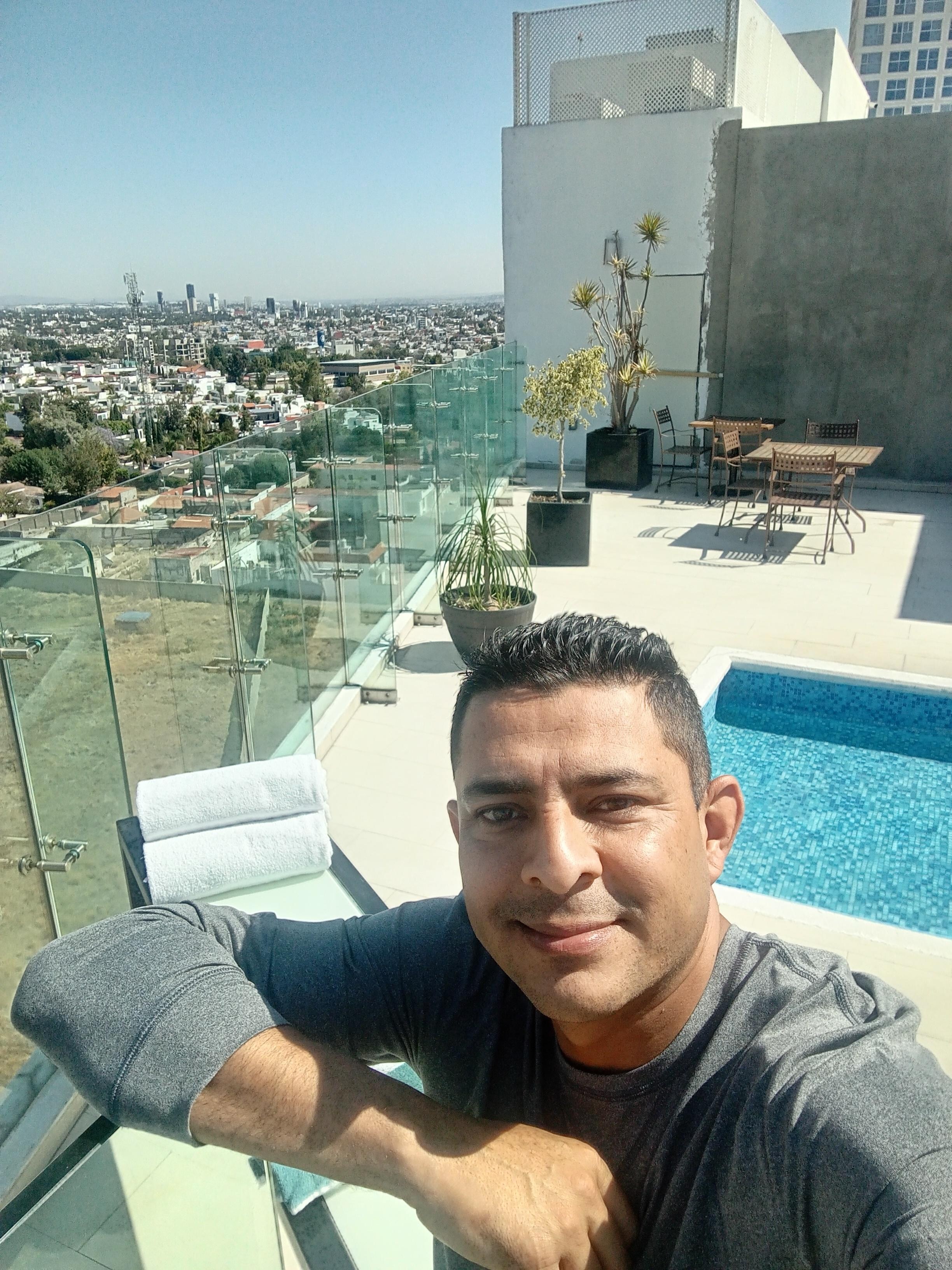 El detalle en la alberca, es que por la mañana estaba con asiento en el fondo y cuando se empezo a meter la gente, todo se fue barriendo y se veía horrible.